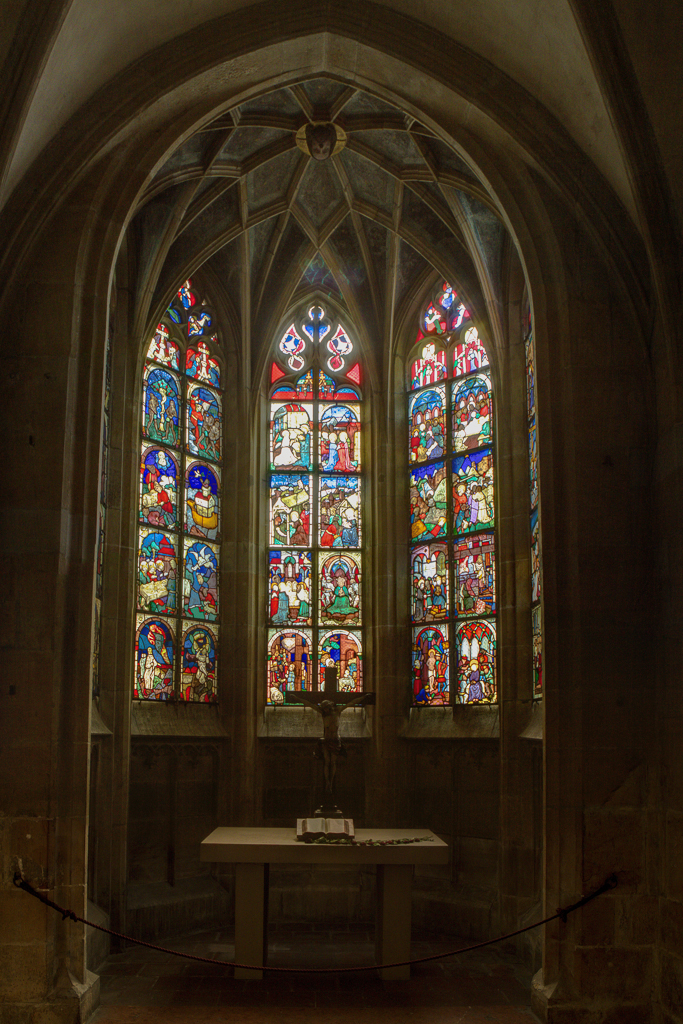 Fenstermalerei und Altar in der Bessererkapelle im Ulmer Münster