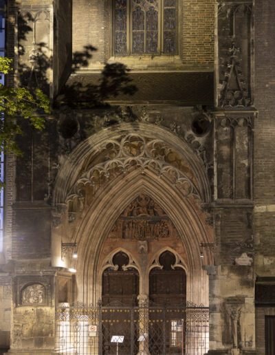 Das illuminierte Brautportal des Ulmer Münsters zur Blauen Stunde