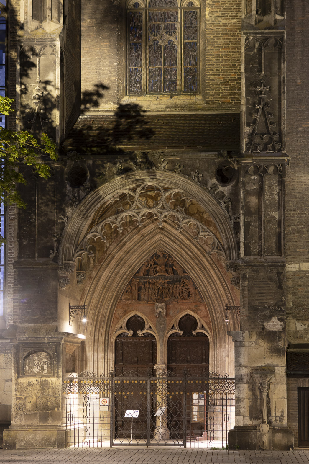 Brautportal am Abend